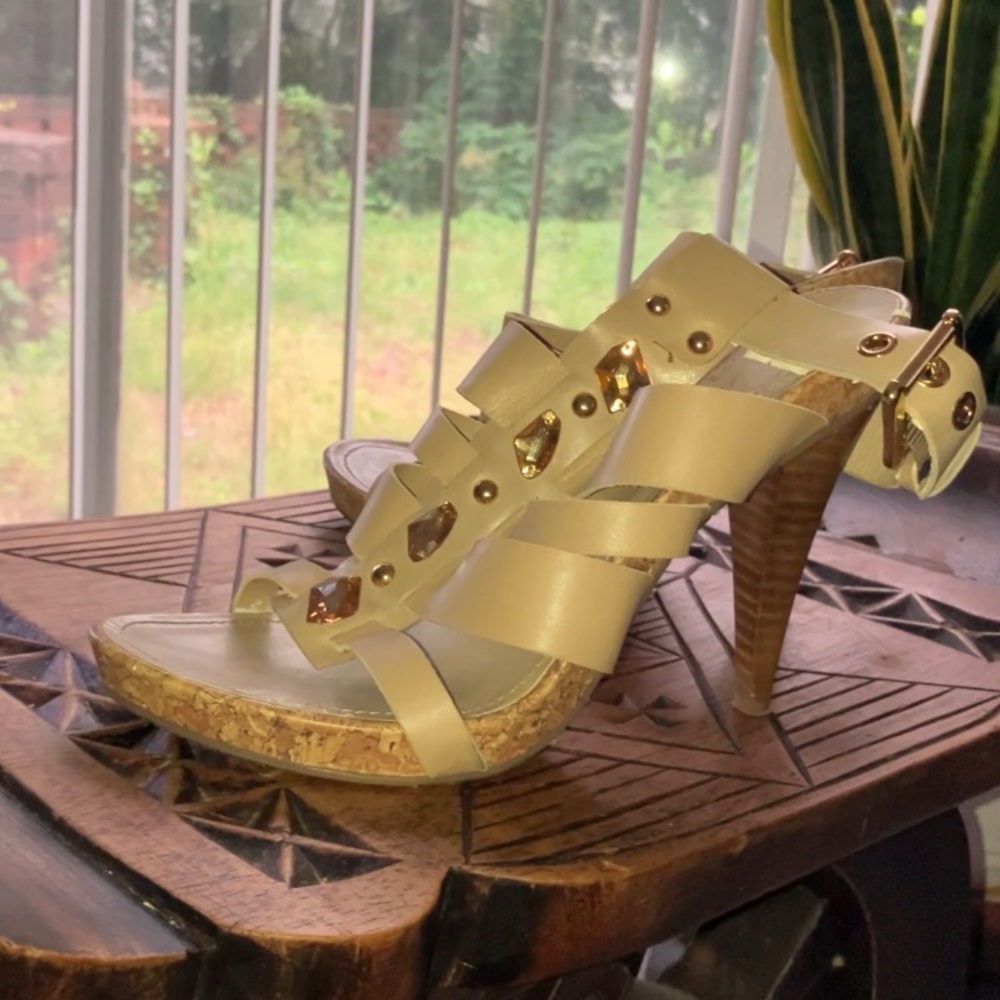 Elegant Beige Strappy Heels - Picture 4 of 4